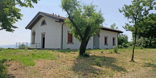 Villa rifinita al grezzo internamente, con splendida vista panoramica su Reggio