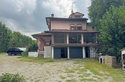 Villa abbinata con giardino di mq. 1.700