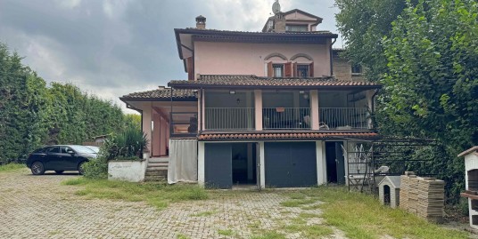Villa abbinata con giardino di mq. 1.700